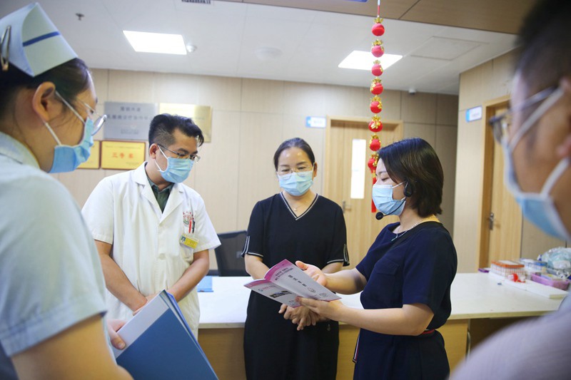 市人大环资委主任委员冉亚林一行到区人民医院调研莞铜共建乳腺病