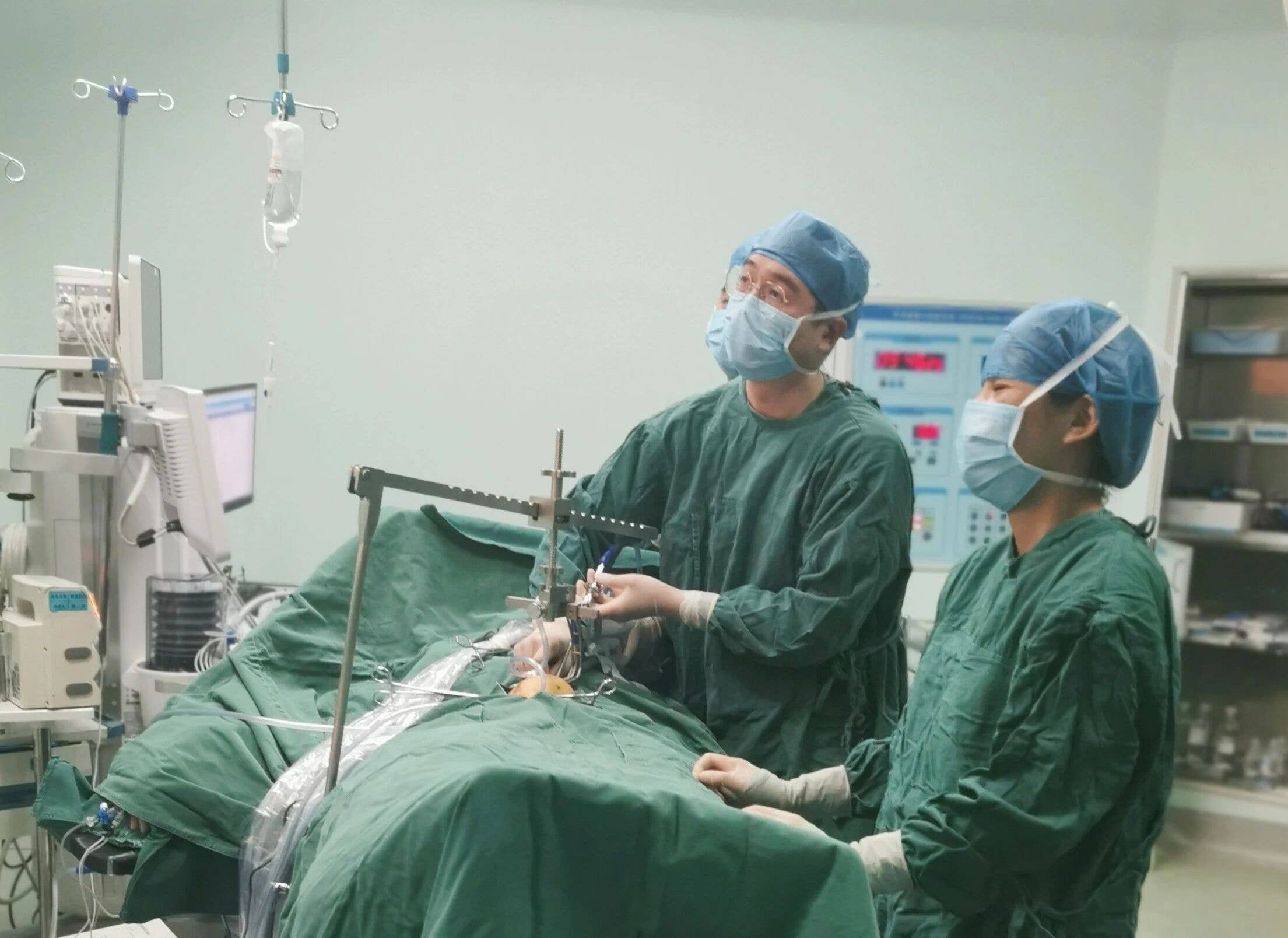 粤黔协作·莞爱铜行│突破！万医首例免气单孔腔镜下腹股沟疝完全腹膜外无张力修补术成功“上线”
